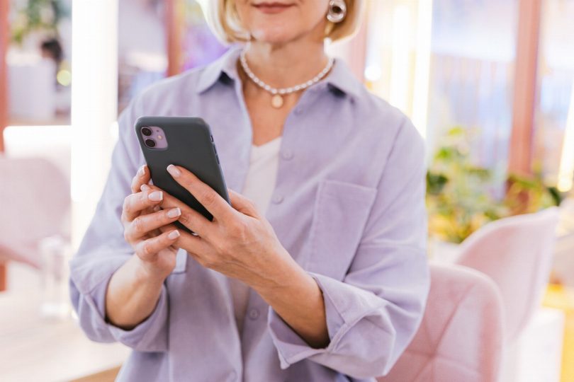 Cliente avaliando empresa no Google pelo smartphone