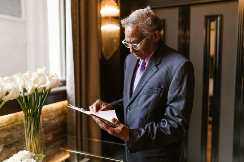 Proprietário e equipe revisando avaliações online em laptop e smartphone