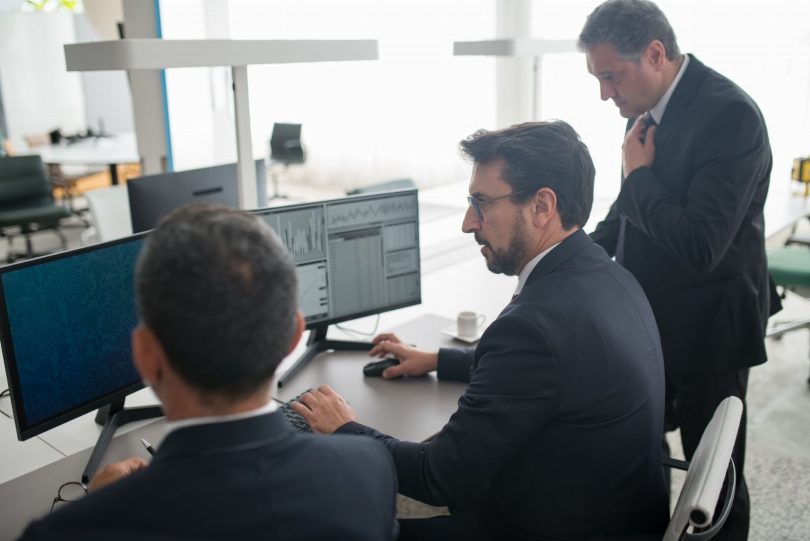 Profissionais revisando painel de métricas de avaliações online de um negócio local