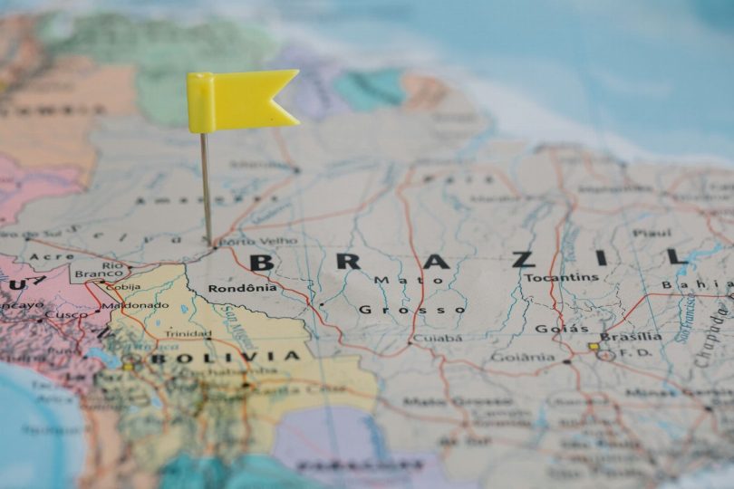 Mapa mostrando pinos de localização de negócios locais e ícones de avaliações