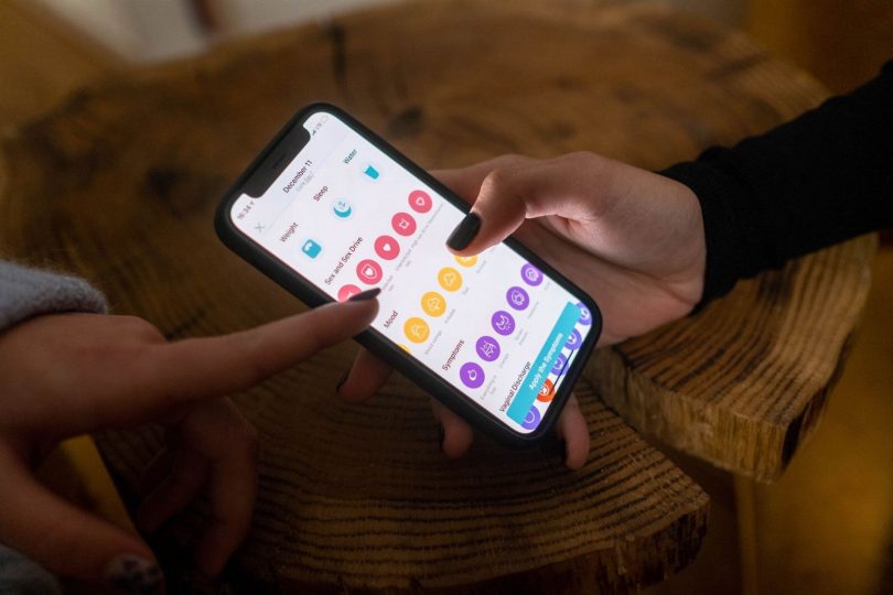 Tela de smartphone exibindo cartões de avaliação de negócio no Google