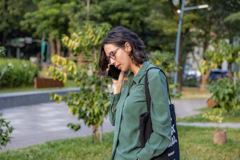 Pessoa usando smartphone para escrever uma avaliação online para um negócio local