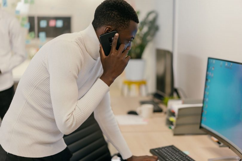 Pessoa segurando smartphone mostrando cartões de avaliação do Google com estrelas e comentários