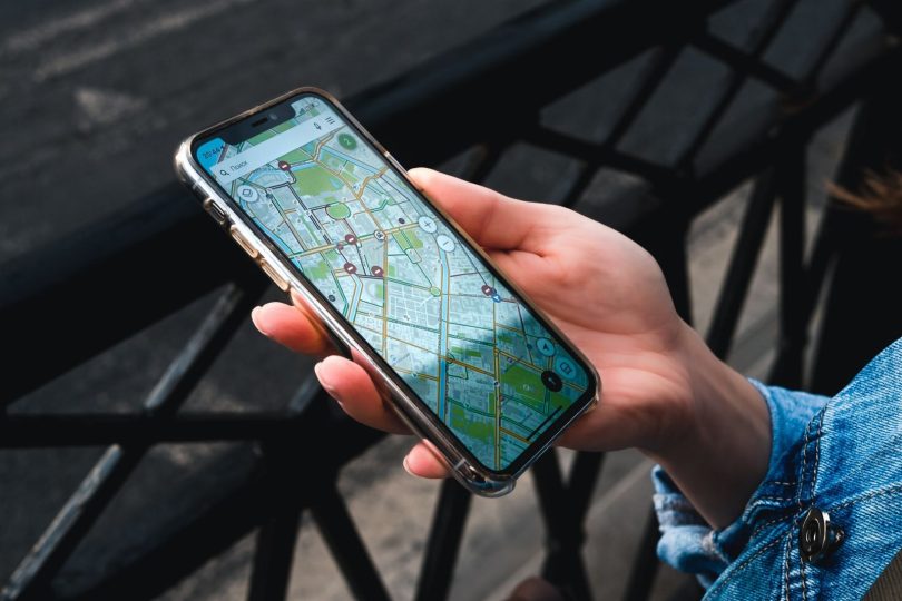 Tela de celular exibindo cartões de avaliação e informações de negócio local