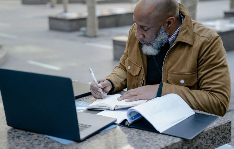Pessoa revisando avaliações e presença online em um laptop