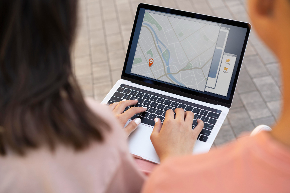 Tela de celular mostrando mapa local com marcador e perfil de empresa aberto