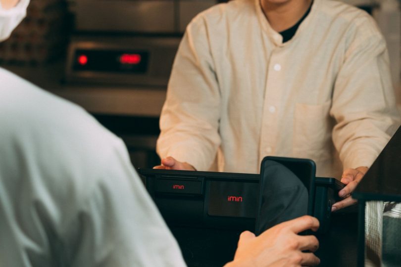 Cliente digitando avaliação em smartphone após atendimento